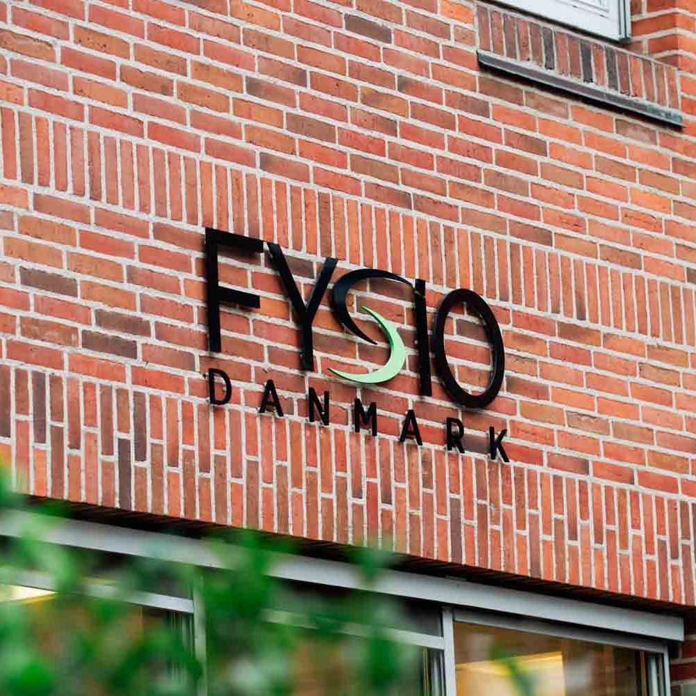 FysioDanmark Hellerup logo på en bygningsfacade